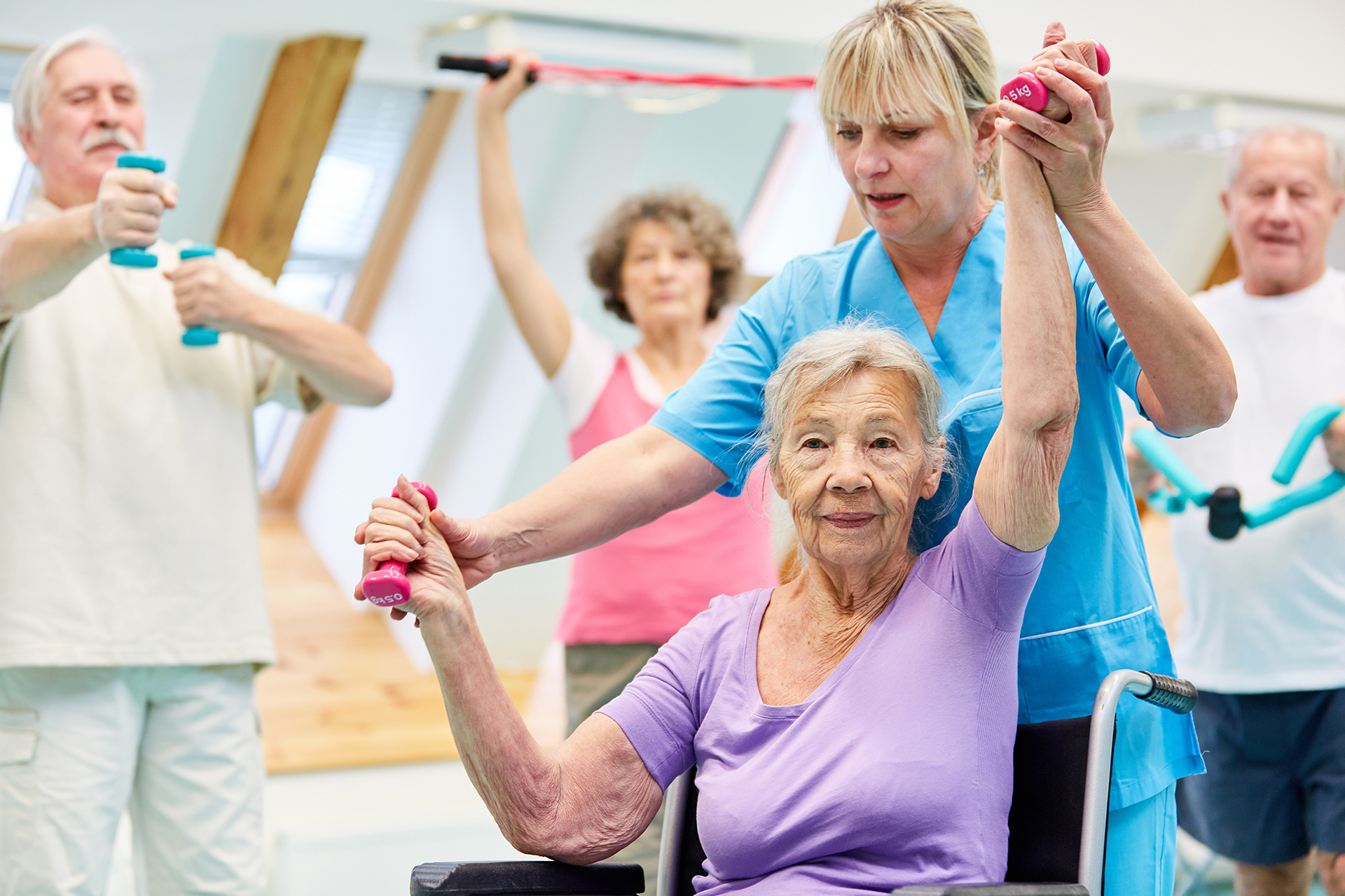 Fitnesstraining mit Frau im Rollstuhl