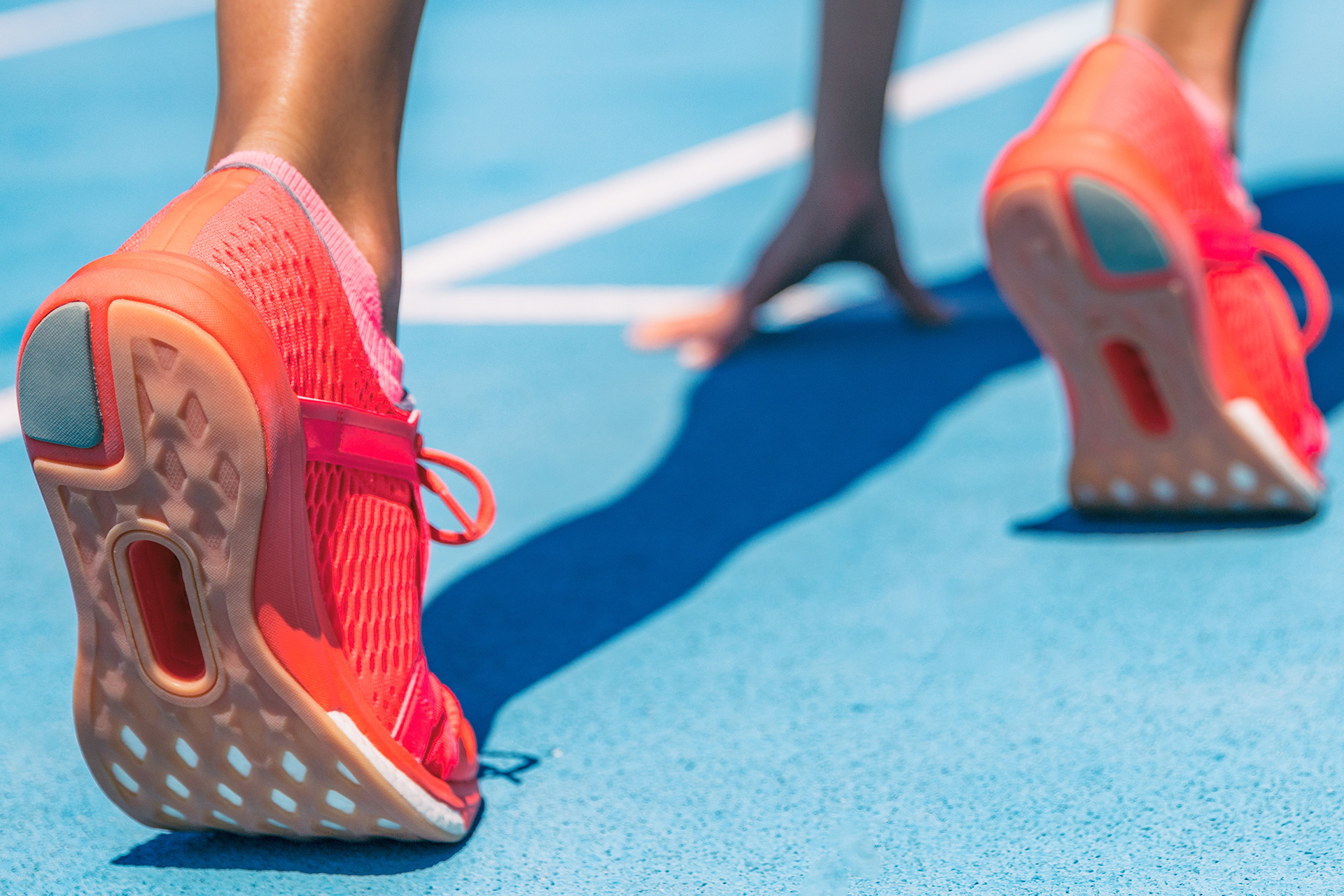 Rote Turnschuhe auf der Startbahn